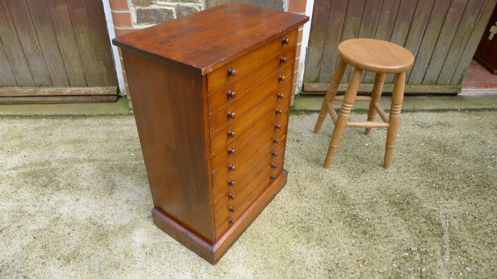A GOOD AND HIGHLY VERSATILE 10 DRAWER COLLECTORS VICTORIAN CABINET IN STAINED AND POLISHED DEAL. CIRCA 1890. View III