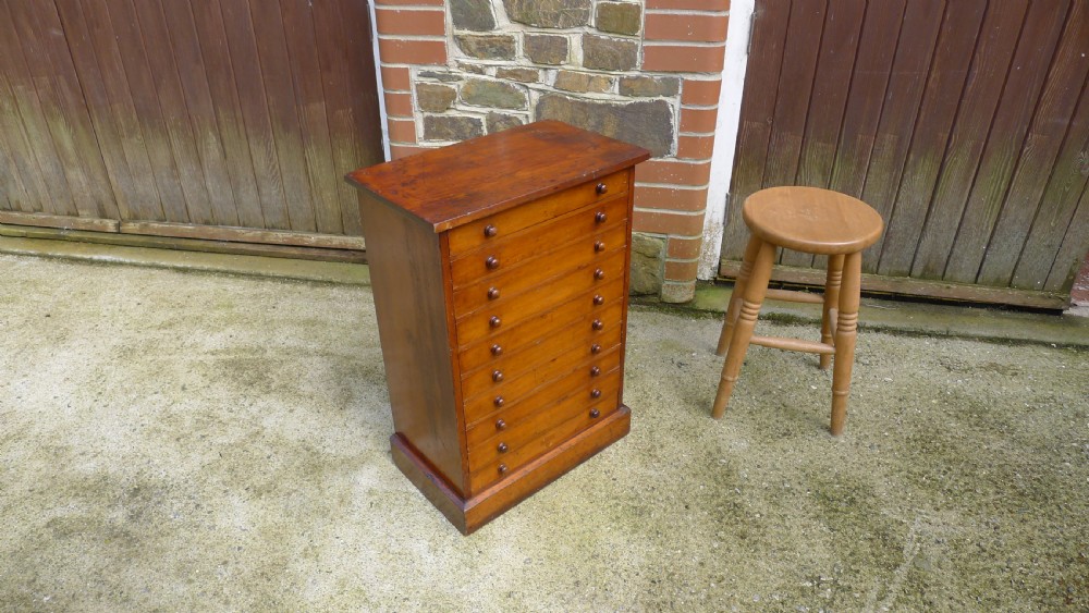 A GOOD AND HIGHLY VERSATILE 10 DRAWER COLLECTORS VICTORIAN CABINET IN STAINED AND POLISHED DEAL. CIRCA 1890. View XII