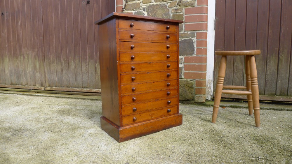A GOOD AND HIGHLY VERSATILE 10 DRAWER COLLECTORS VICTORIAN CABINET IN STAINED AND POLISHED DEAL. CIRCA 1890. View XIII