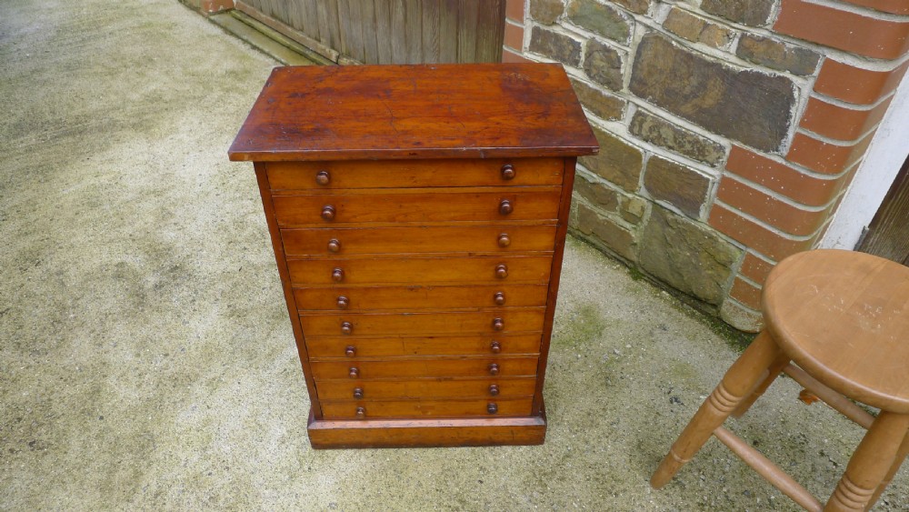 A GOOD AND HIGHLY VERSATILE 10 DRAWER COLLECTORS VICTORIAN CABINET IN STAINED AND POLISHED DEAL. CIRCA 1890. View XIV