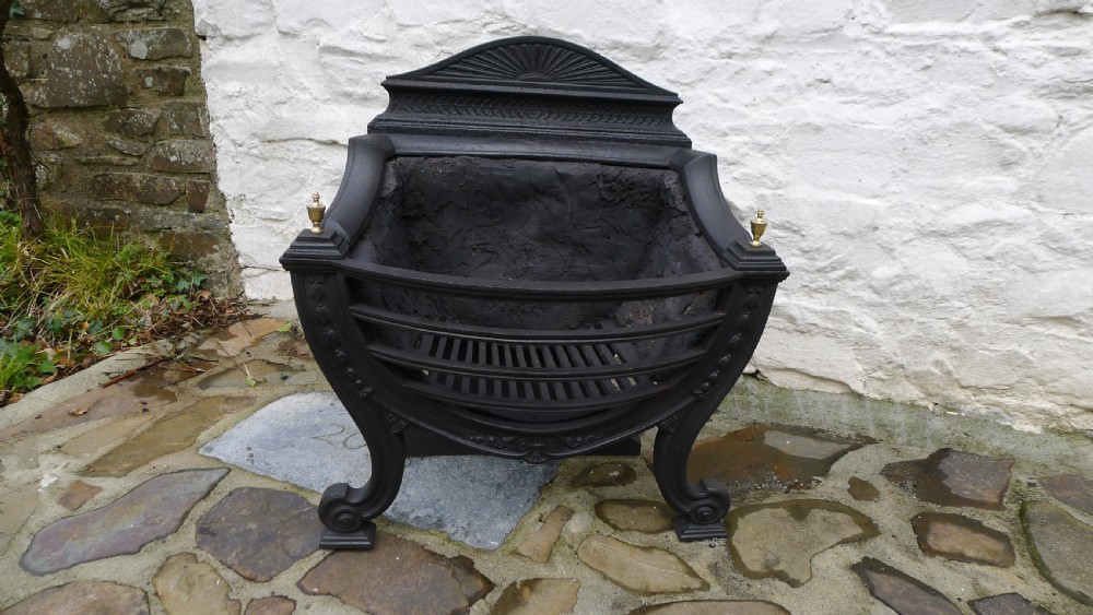 A BEAUTIFUL MID VICTORIAN FIRE BASKET OR GRATE WITH BRASS FINIALS AND CAST IRON. CIRCA 1870. View II