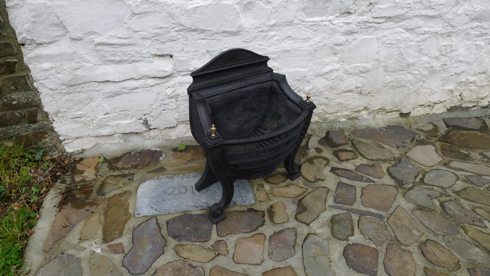 A BEAUTIFUL MID VICTORIAN FIRE BASKET OR GRATE WITH BRASS FINIALS AND CAST IRON. CIRCA 1870. View III