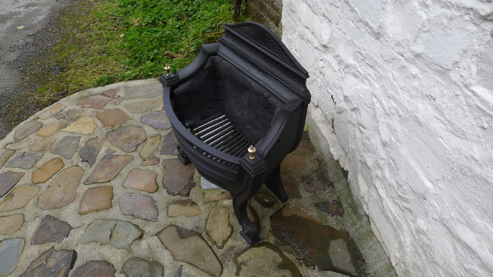 A BEAUTIFUL MID VICTORIAN FIRE BASKET OR GRATE WITH BRASS FINIALS AND CAST IRON. CIRCA 1870. View IV