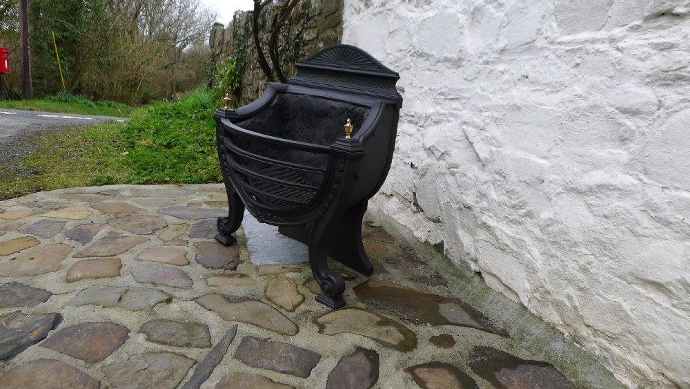 A BEAUTIFUL MID VICTORIAN FIRE BASKET OR GRATE WITH BRASS FINIALS AND CAST IRON. CIRCA 1870. View V