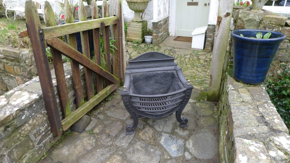 A BEAUTIFUL MID VICTORIAN FIRE BASKET OR GRATE WITH BRASS FINIALS AND CAST IRON. CIRCA 1870. View VI