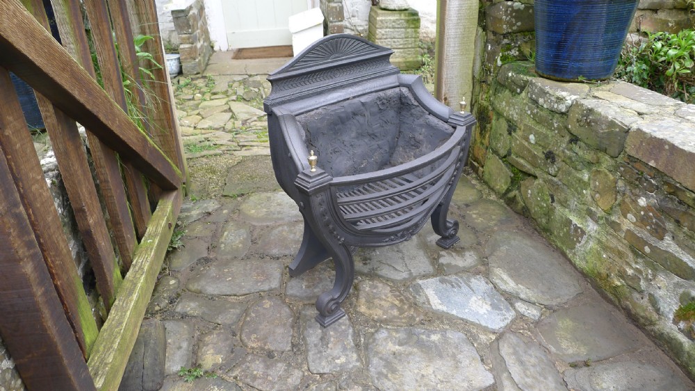 A BEAUTIFUL MID VICTORIAN FIRE BASKET OR GRATE WITH BRASS FINIALS AND CAST IRON. CIRCA 1870. View VII