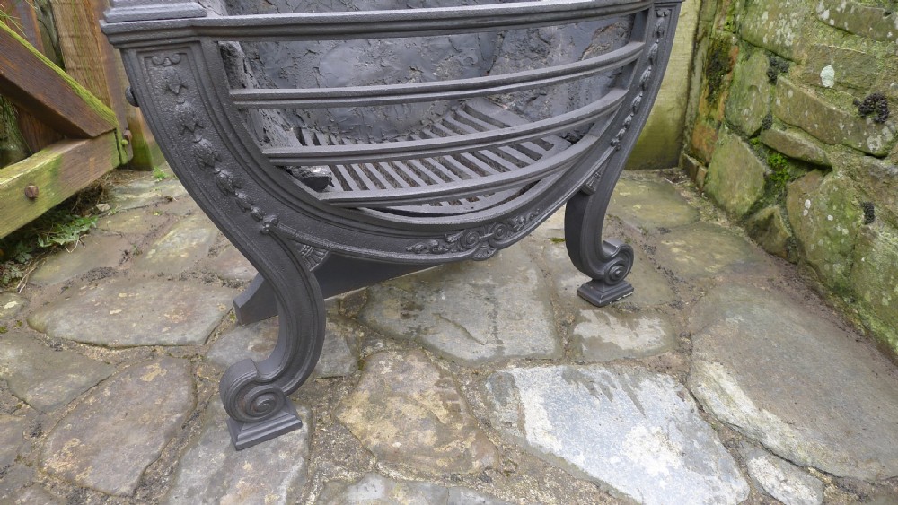 A BEAUTIFUL MID VICTORIAN FIRE BASKET OR GRATE WITH BRASS FINIALS AND CAST IRON. CIRCA 1870. View IX