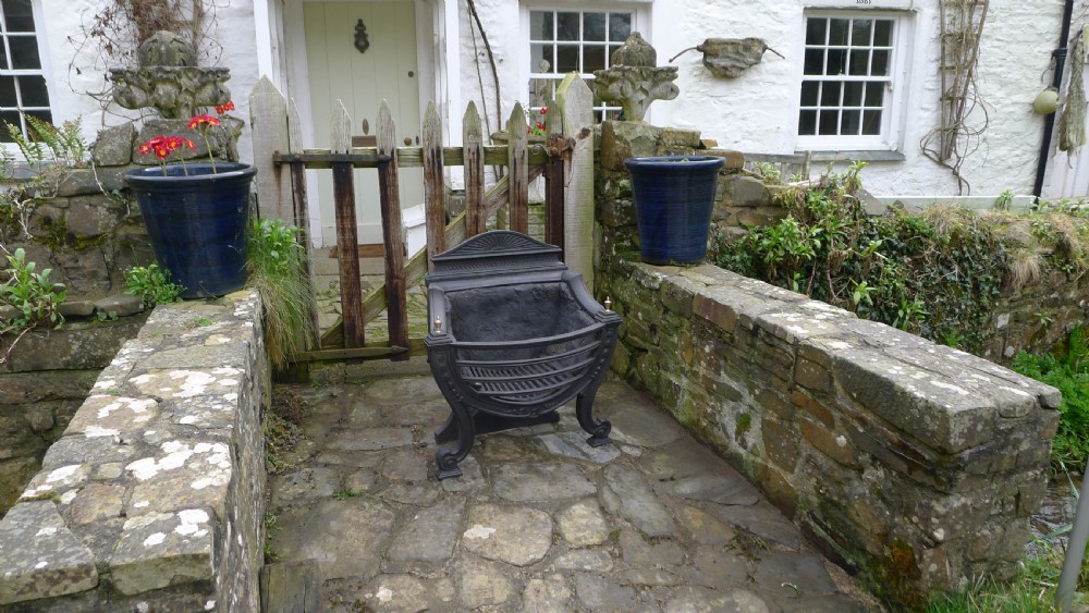 A BEAUTIFUL MID VICTORIAN FIRE BASKET OR GRATE WITH BRASS FINIALS AND CAST IRON. CIRCA 1870. View XIV