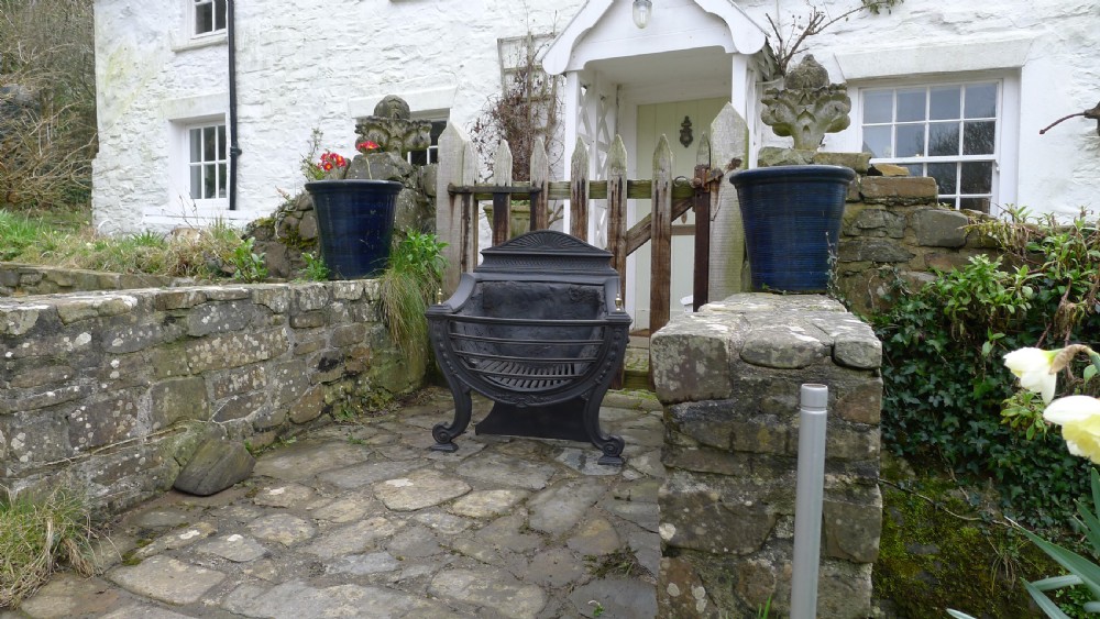 A BEAUTIFUL MID VICTORIAN FIRE BASKET OR GRATE WITH BRASS FINIALS AND CAST IRON. CIRCA 1870. View XV