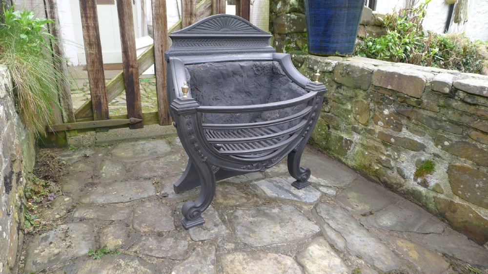 A BEAUTIFUL MID VICTORIAN FIRE BASKET OR GRATE WITH BRASS FINIALS AND CAST IRON. CIRCA 1870. View XVIII