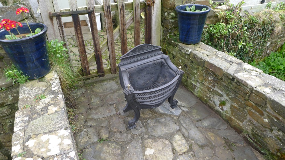 A BEAUTIFUL MID VICTORIAN FIRE BASKET OR GRATE WITH BRASS FINIALS AND CAST IRON. CIRCA 1870. View XIX