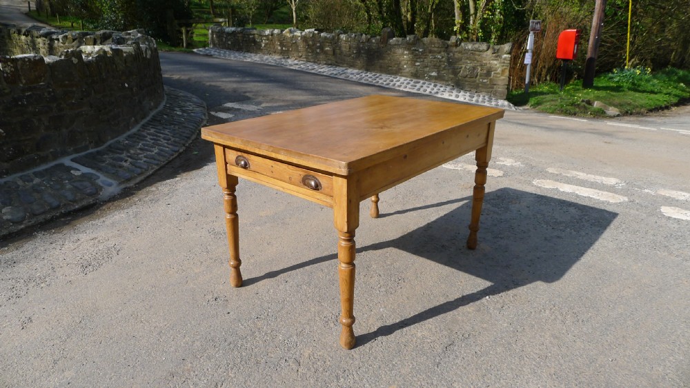 A PINE WEST COUNTRY FARMHOUSE KITCHEN TABLE WITH DRAWER. CIRCA 1890. 