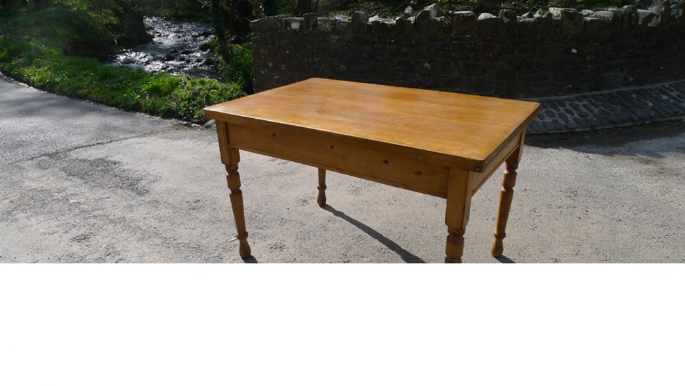 A PINE WEST COUNTRY FARMHOUSE KITCHEN TABLE WITH DRAWER. CIRCA 1890.  View II
