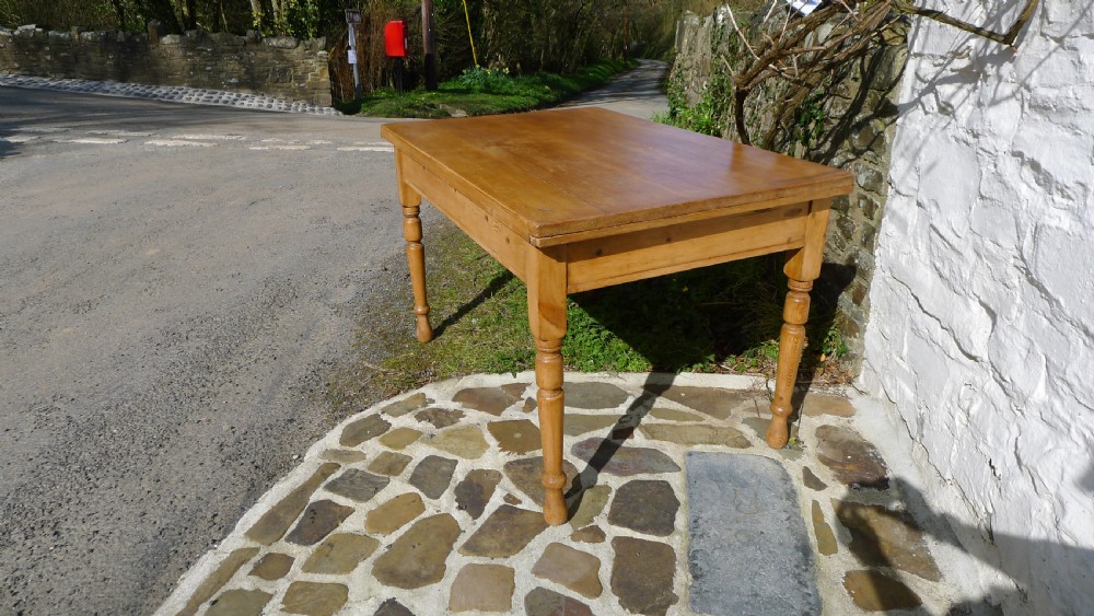 A PINE WEST COUNTRY FARMHOUSE KITCHEN TABLE WITH DRAWER. CIRCA 1890.  View III