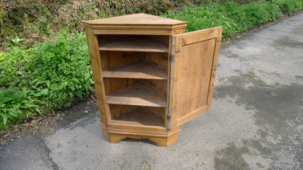 A GOOD COUNTRY PINE CORNER CUPBOARD ON BRACKET FEET. CIRCA 1850 View III