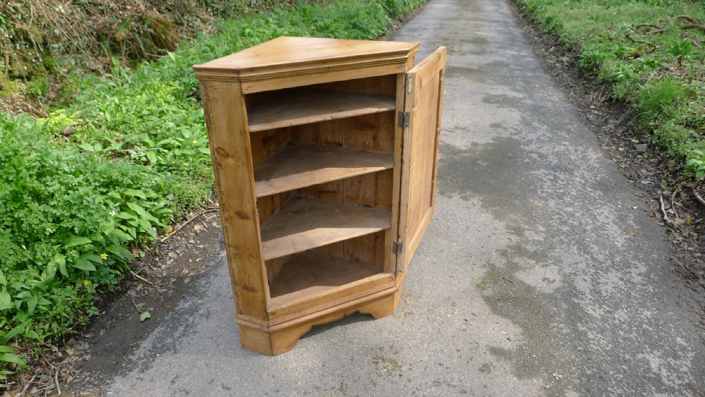 A GOOD COUNTRY PINE CORNER CUPBOARD ON BRACKET FEET. CIRCA 1850 View IV