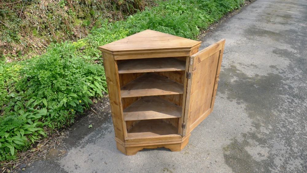 A GOOD COUNTRY PINE CORNER CUPBOARD ON BRACKET FEET. CIRCA 1850 View V
