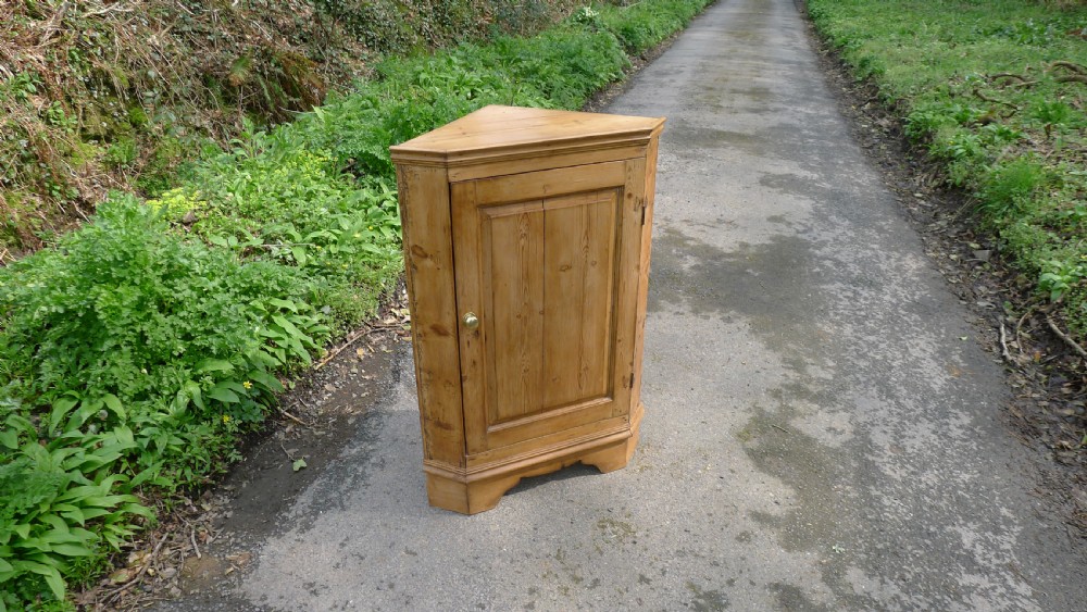 A GOOD COUNTRY PINE CORNER CUPBOARD ON BRACKET FEET. CIRCA 1850 View VI