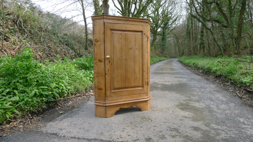 A GOOD COUNTRY PINE CORNER CUPBOARD ON BRACKET FEET. CIRCA 1850 View VII