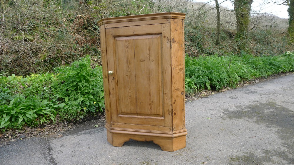 A GOOD COUNTRY PINE CORNER CUPBOARD ON BRACKET FEET. CIRCA 1850 View IX