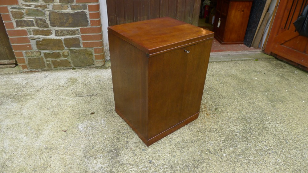 A GOOD MAHOGANY TEN DRAWER HILLS COLLECTORS CABINET. View III