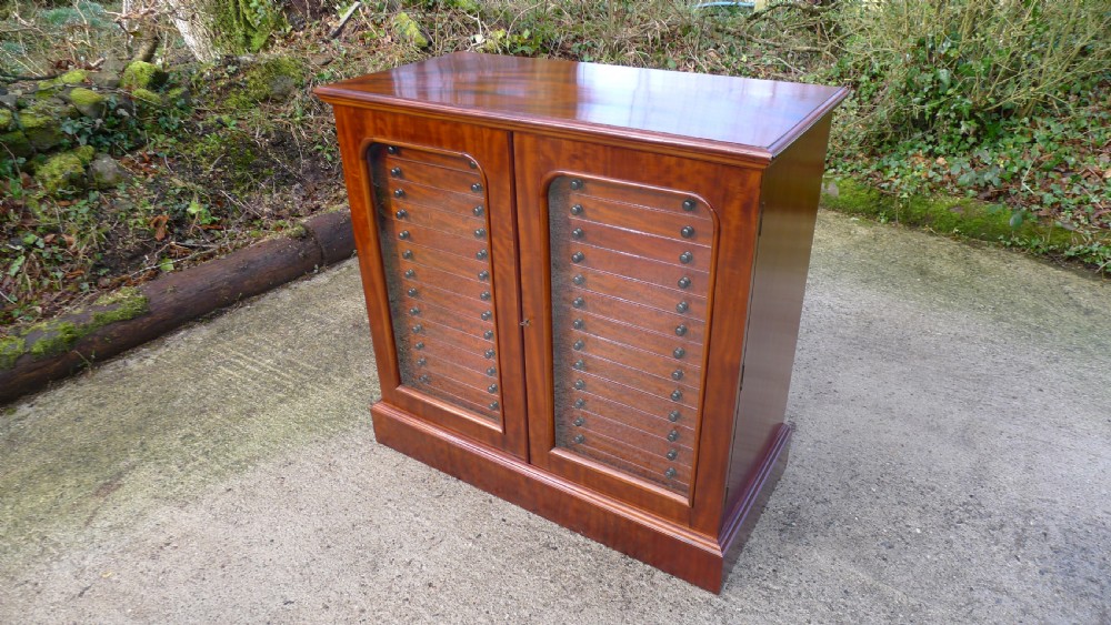 A VERY FINE 30 DRAWER BUTTERFLY COLLECTORS CABINET BY THOMAS GURNEY. CIRCA 1880 View XV