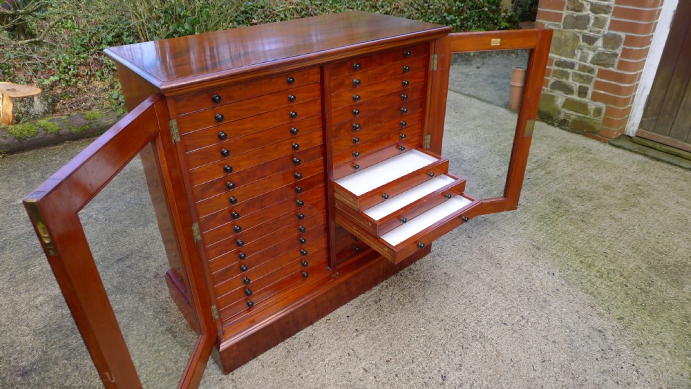 A VERY FINE 30 DRAWER BUTTERFLY COLLECTORS CABINET BY THOMAS GURNEY. CIRCA 1880 View XVIII