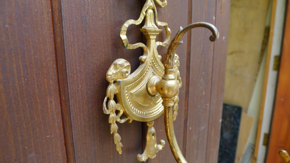 A SUPERB GILDED WALL LIGHT WITH TWIN BRANCH AND RAMS HEAD AND SWAG DECORATION. CIRCA 1900. View III