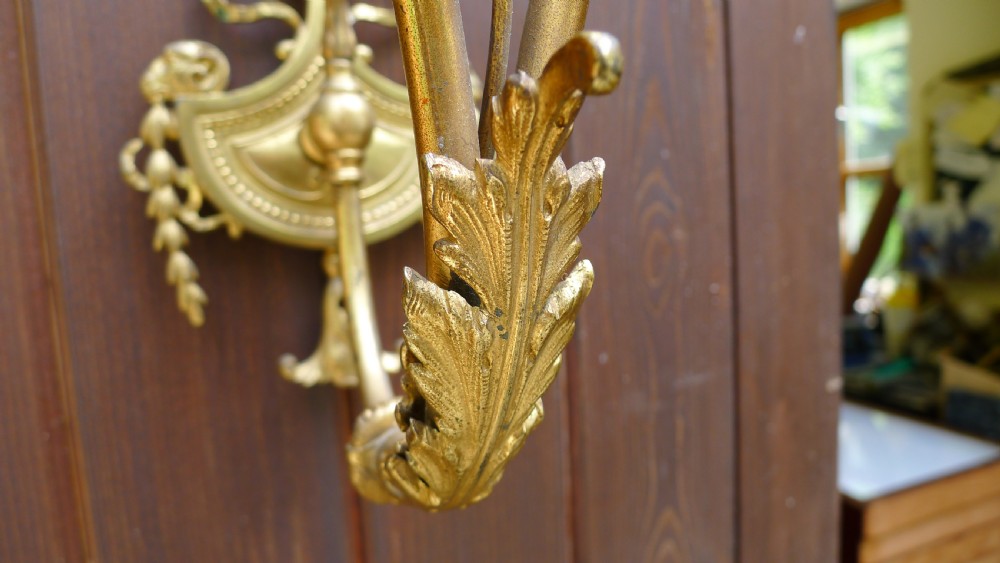 A SUPERB GILDED WALL LIGHT WITH TWIN BRANCH AND RAMS HEAD AND SWAG DECORATION. CIRCA 1900. View IV