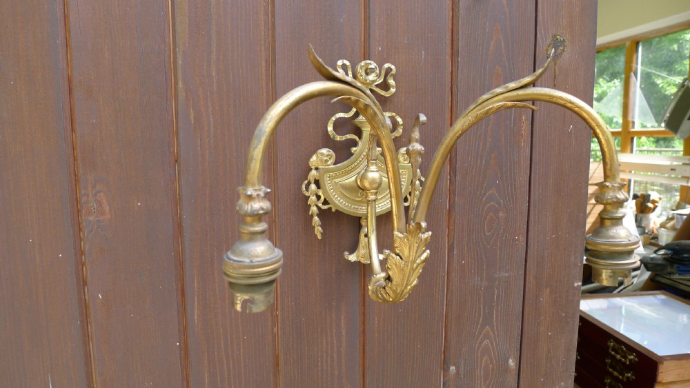 A SUPERB GILDED WALL LIGHT WITH TWIN BRANCH AND RAMS HEAD AND SWAG DECORATION. CIRCA 1900. View V