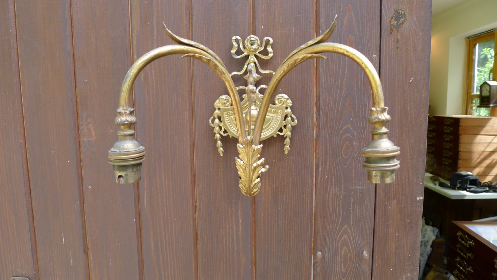 A SUPERB GILDED WALL LIGHT WITH TWIN BRANCH AND RAMS HEAD AND SWAG DECORATION. CIRCA 1900. View VI