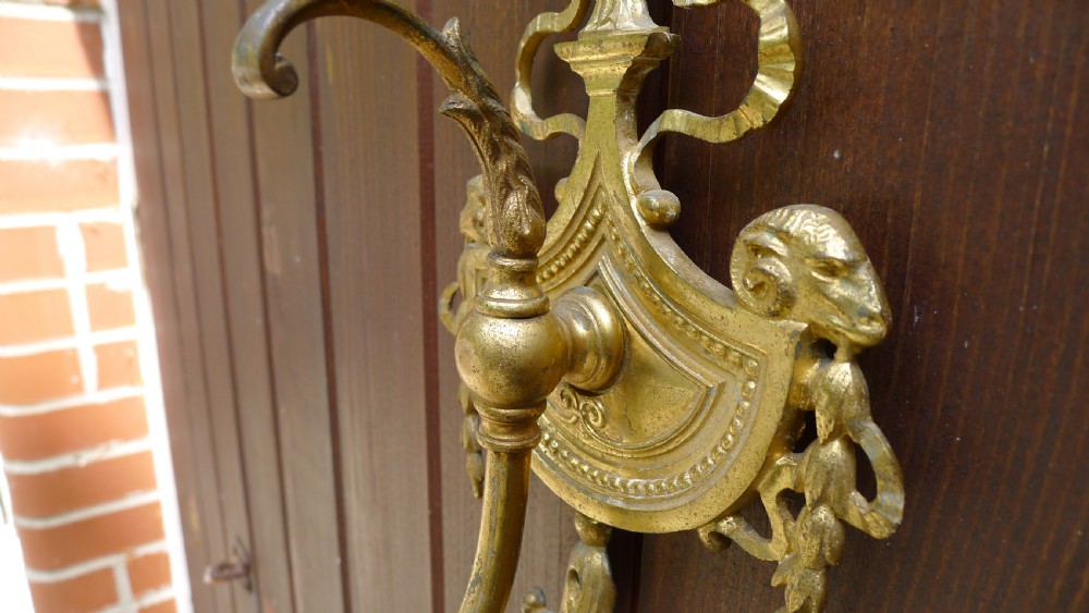 A SUPERB GILDED WALL LIGHT WITH TWIN BRANCH AND RAMS HEAD AND SWAG DECORATION. CIRCA 1900. View VII