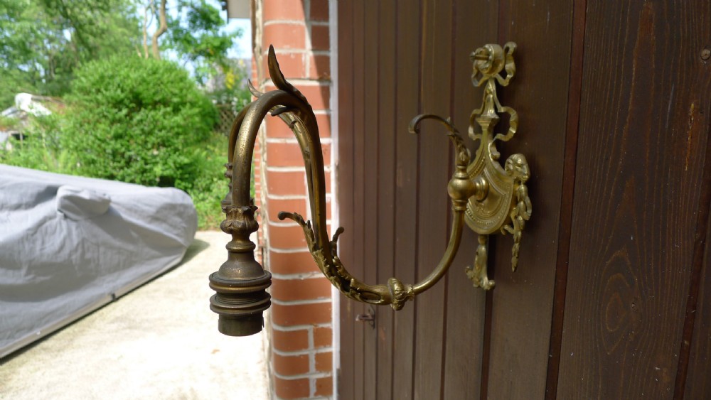A SUPERB GILDED WALL LIGHT WITH TWIN BRANCH AND RAMS HEAD AND SWAG DECORATION. CIRCA 1900. View X