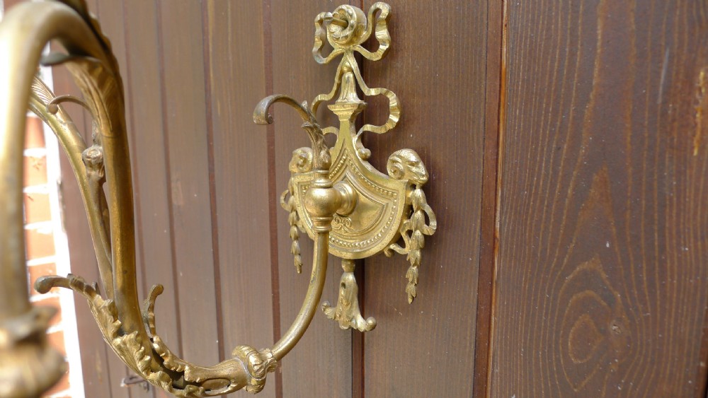 A SUPERB GILDED WALL LIGHT WITH TWIN BRANCH AND RAMS HEAD AND SWAG DECORATION. CIRCA 1900. View XI