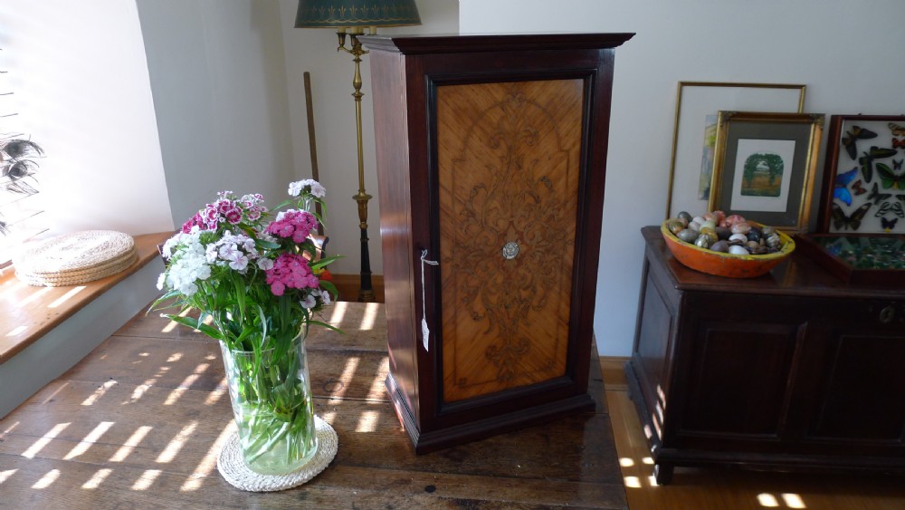 A SUPERB COLLECTORS CABINET IN MAHOGANY AND WALNUT WITH CEDER LINED DRAWERS. CIRCA 1886. View III