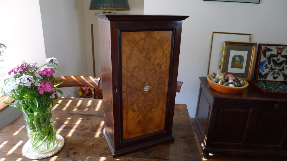 A SUPERB COLLECTORS CABINET IN MAHOGANY AND WALNUT WITH CEDER LINED DRAWERS. CIRCA 1886. View XIV
