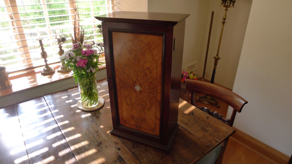 A SUPERB COLLECTORS CABINET IN MAHOGANY AND WALNUT WITH CEDER LINED DRAWERS. CIRCA 1886. View XVII
