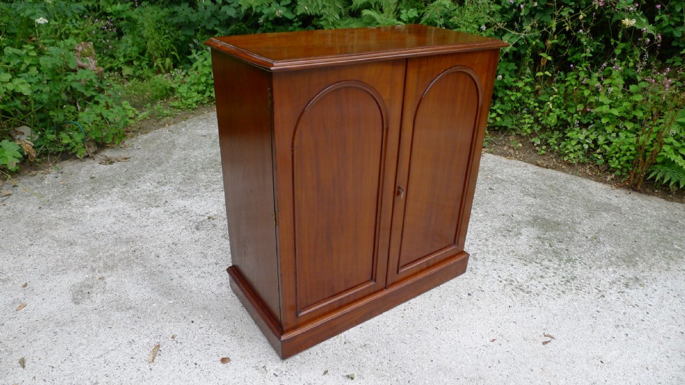 A SPLENDID 30 DRAWER MAHOGANY COLLECTORS CABINET BY J.THORNE, 1 GERNON ROAD. LONDON. CIRCA 1870. View II