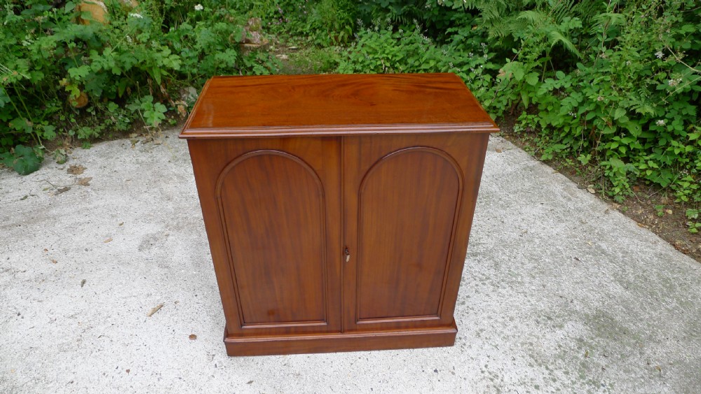 A SPLENDID 30 DRAWER MAHOGANY COLLECTORS CABINET BY J.THORNE, 1 GERNON ROAD. LONDON. CIRCA 1870. View III