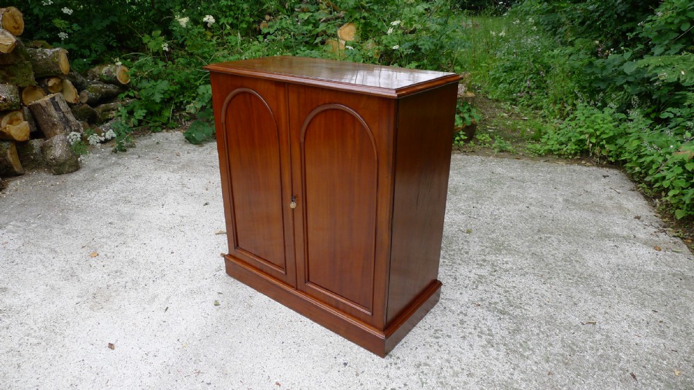 A SPLENDID 30 DRAWER MAHOGANY COLLECTORS CABINET BY J.THORNE, 1 GERNON ROAD. LONDON. CIRCA 1870. View IV