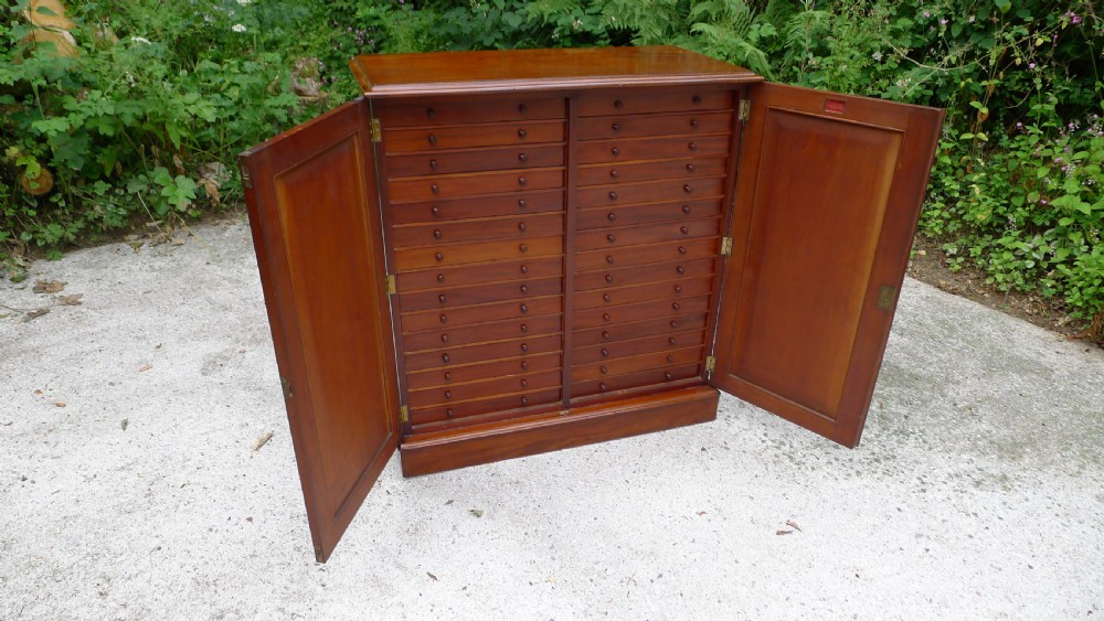 A SPLENDID 30 DRAWER MAHOGANY COLLECTORS CABINET BY J.THORNE, 1 GERNON ROAD. LONDON. CIRCA 1870. View VII