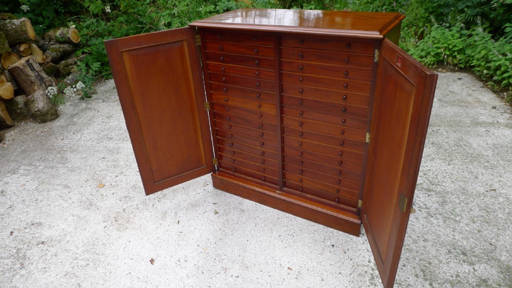 A SPLENDID 30 DRAWER MAHOGANY COLLECTORS CABINET BY J.THORNE, 1 GERNON ROAD. LONDON. CIRCA 1870. View VIII