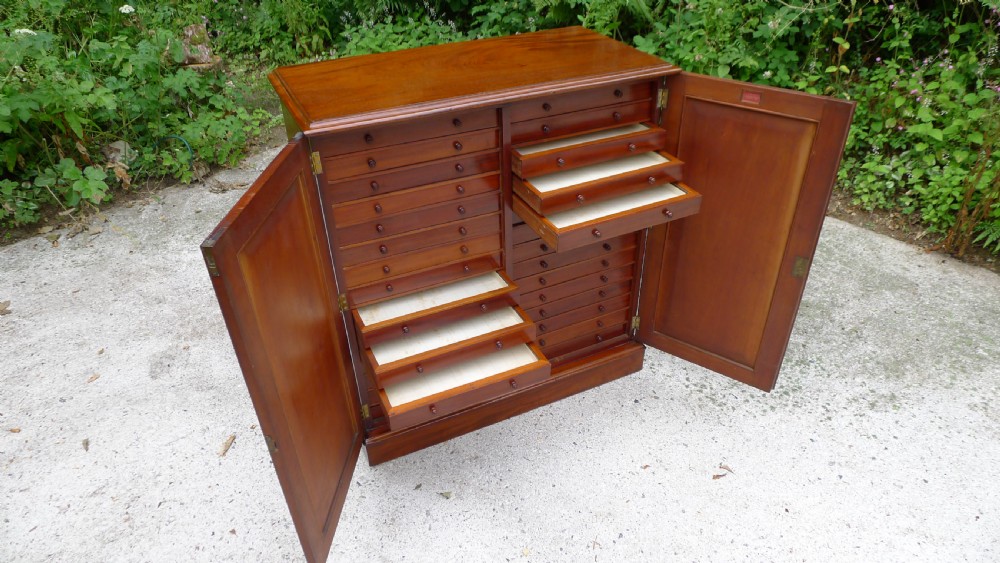 A SPLENDID 30 DRAWER MAHOGANY COLLECTORS CABINET BY J.THORNE, 1 GERNON ROAD. LONDON. CIRCA 1870. View X