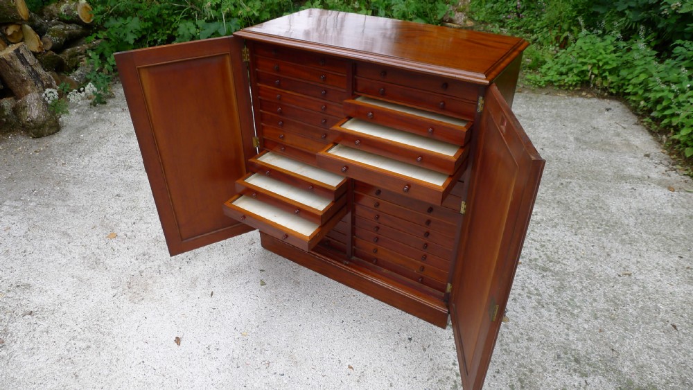 A SPLENDID 30 DRAWER MAHOGANY COLLECTORS CABINET BY J.THORNE, 1 GERNON ROAD. LONDON. CIRCA 1870. View XI