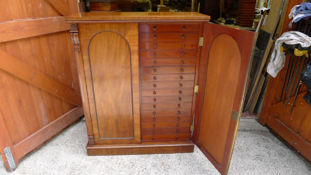 A FINE WILLIAM IV MAHOGANY COLLECTORS CABINET WITH COLLECTION. CIRCA 1840.