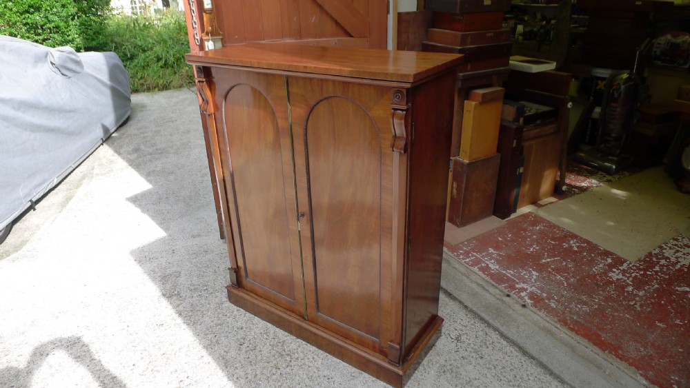 A FINE WILLIAM IV MAHOGANY COLLECTORS CABINET WITH COLLECTION. CIRCA 1840. View III