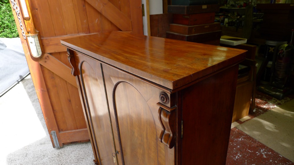 A FINE WILLIAM IV MAHOGANY COLLECTORS CABINET WITH COLLECTION. CIRCA 1840. View VII