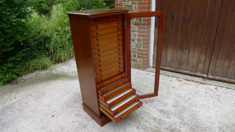 AN EXCELLENT 20 DRAWER MAHOGANY COLLECTORS CABINET BY WATKINS & DONCASTER OF THE STRAND, LONDON. CIRCA 1900.