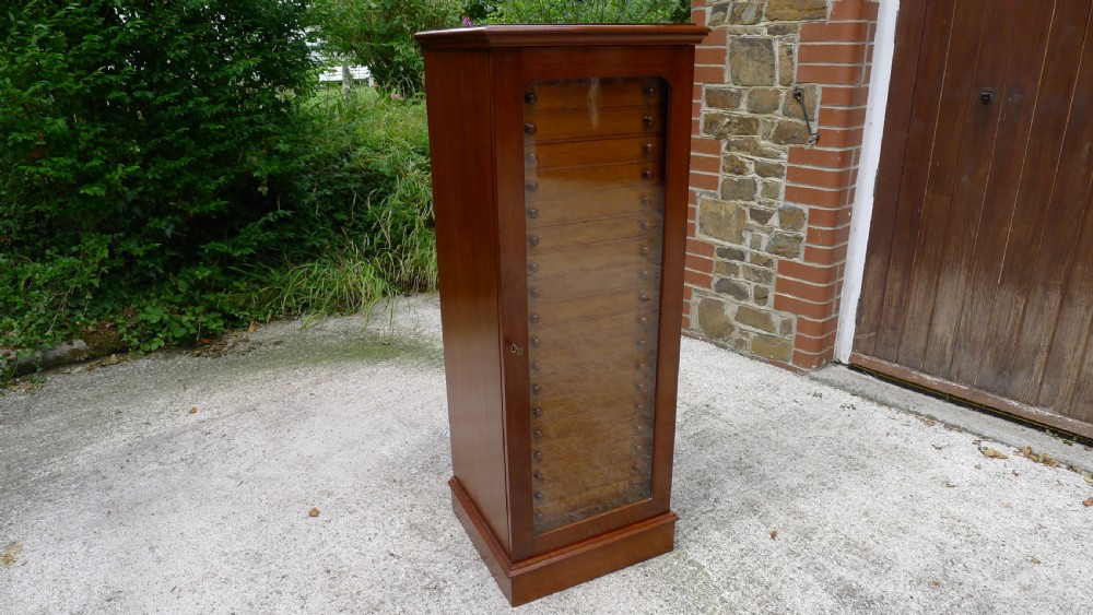 AN EXCELLENT 20 DRAWER MAHOGANY COLLECTORS CABINET BY WATKINS & DONCASTER OF THE STRAND, LONDON. CIRCA 1900. View II