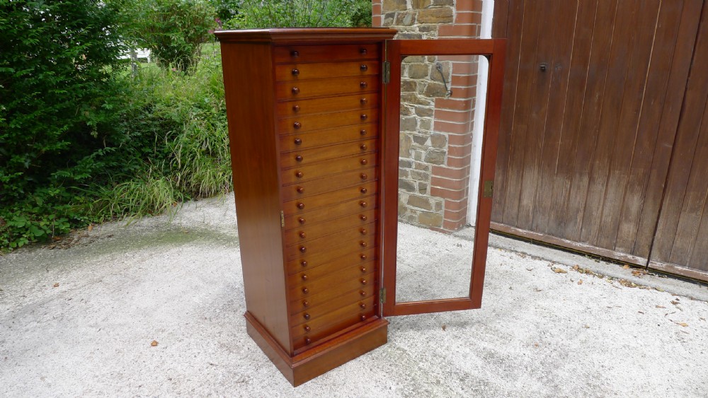 AN EXCELLENT 20 DRAWER MAHOGANY COLLECTORS CABINET BY WATKINS & DONCASTER OF THE STRAND, LONDON. CIRCA 1900. View III